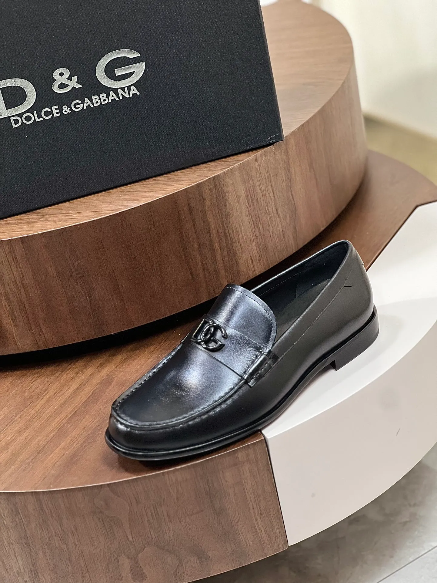 Factory price: 960💰••New product••Dolce&Gabb*_Dg high-end men's formal shoes and casual leather shoes. First-layer cowhide upper imported from Italy. You can see the leather texture at a glance. Breathable calfskin lining. High-end and luxurious leather outsole. Unique style. Finely crafted details! Size: 39-44 (38.45.46 customized)